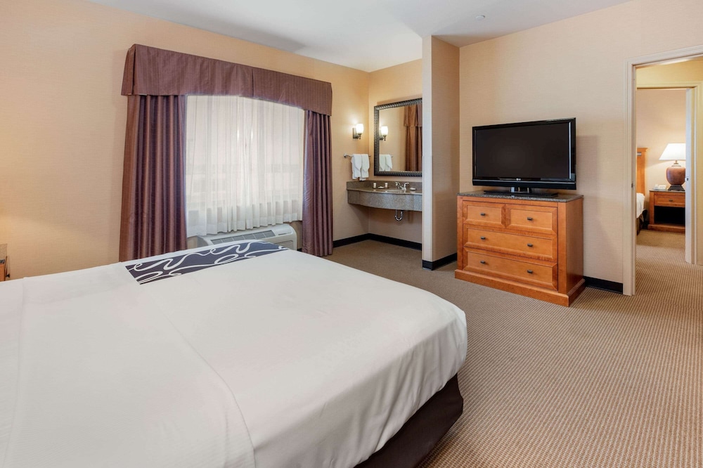 Suite, 2 Bedrooms, Non Smoking - Photo 1