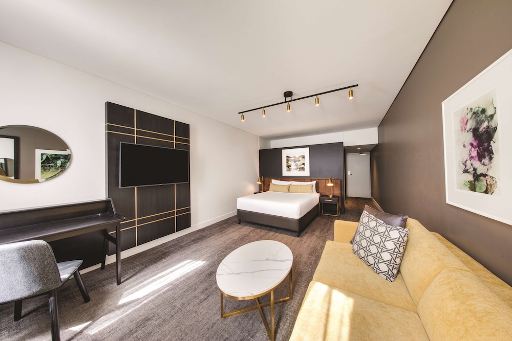 Guest Room Queen thumbnail 5