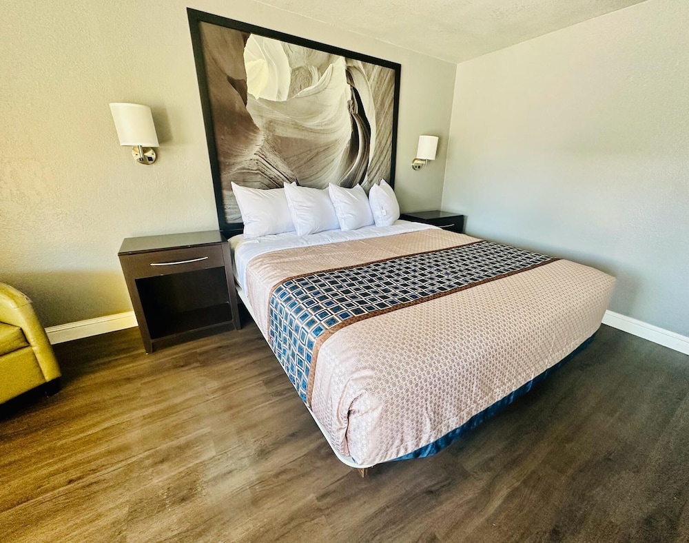 Standard Room, 1 King Bed, Non Smoking photo 3