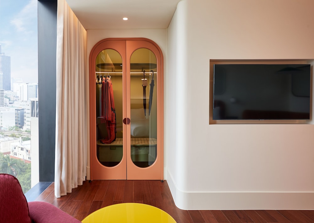 Premium Room, 1 King Bed thumbnail 6