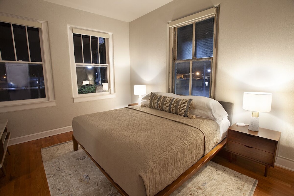 Elite Suite, 1 King Bed with Sofa bed photo 1