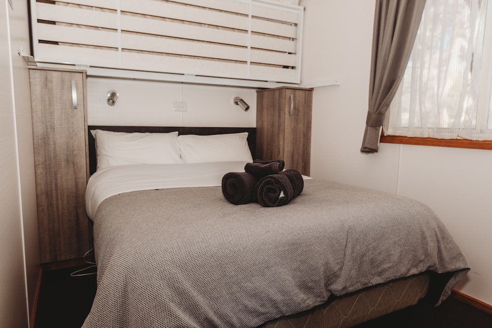 2 Bedroom Deluxe Cabin photo 2