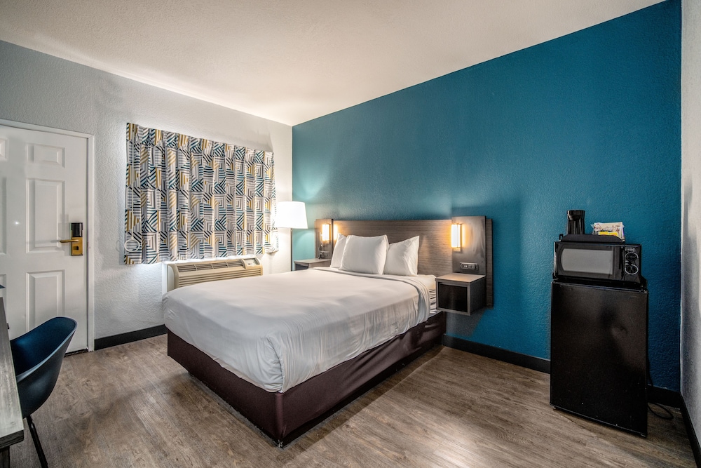 Standard Room, 1 Queen Bed, Smoking - Photo 2