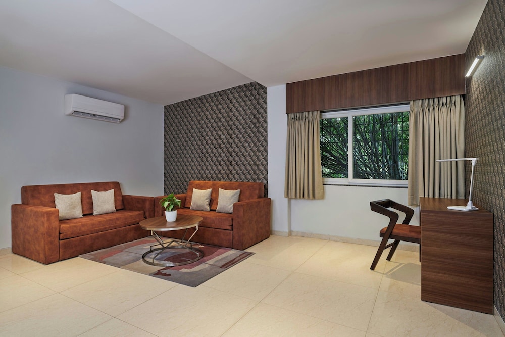 Suite, 1 King Bed, Balcony (No View) - Photo 1