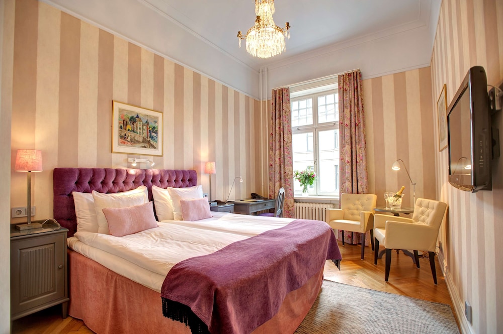 Deluxe Room, 1 Queen Bed, Non Smoking (1 Queen bed or 2 Twin Beds)