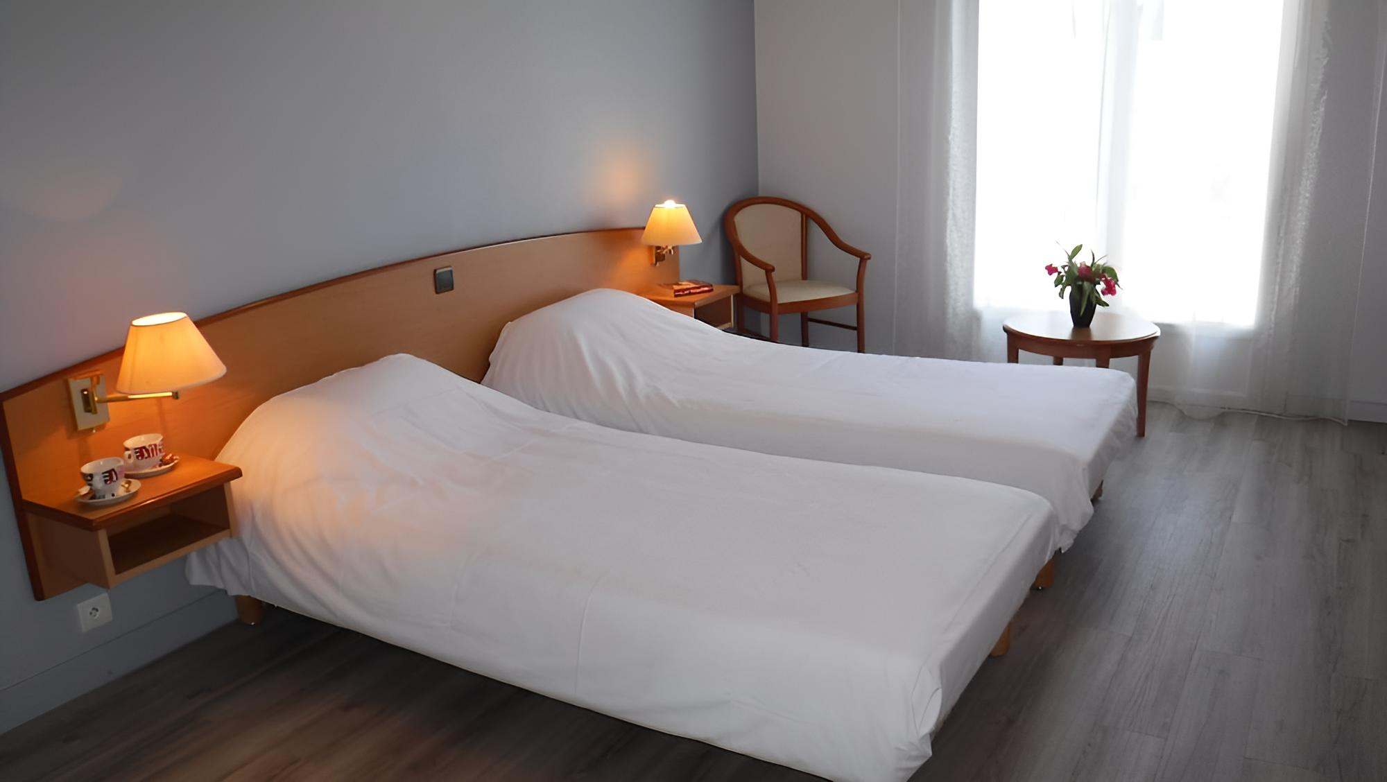 Twin Room (vue place) photo 3