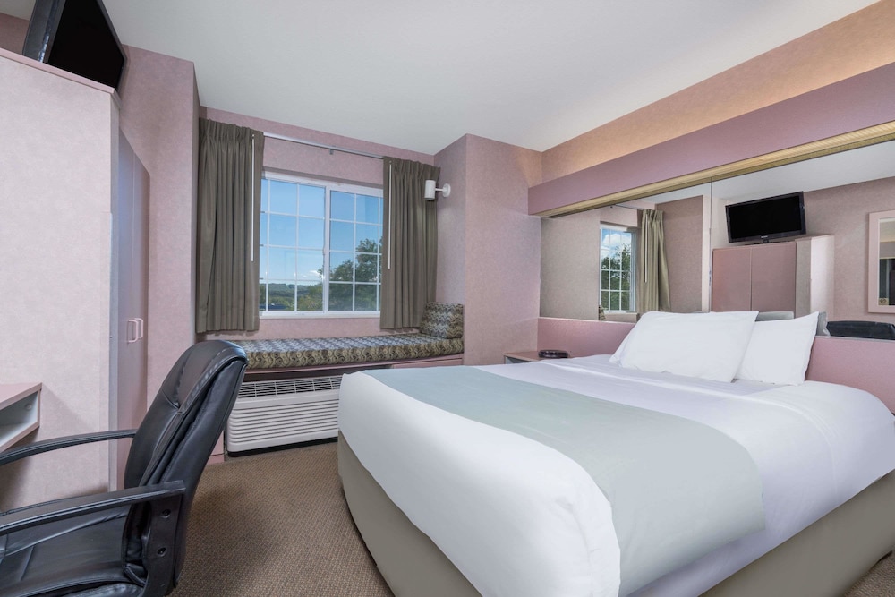 Standard Room, 1 Queen Bed - Photo 1