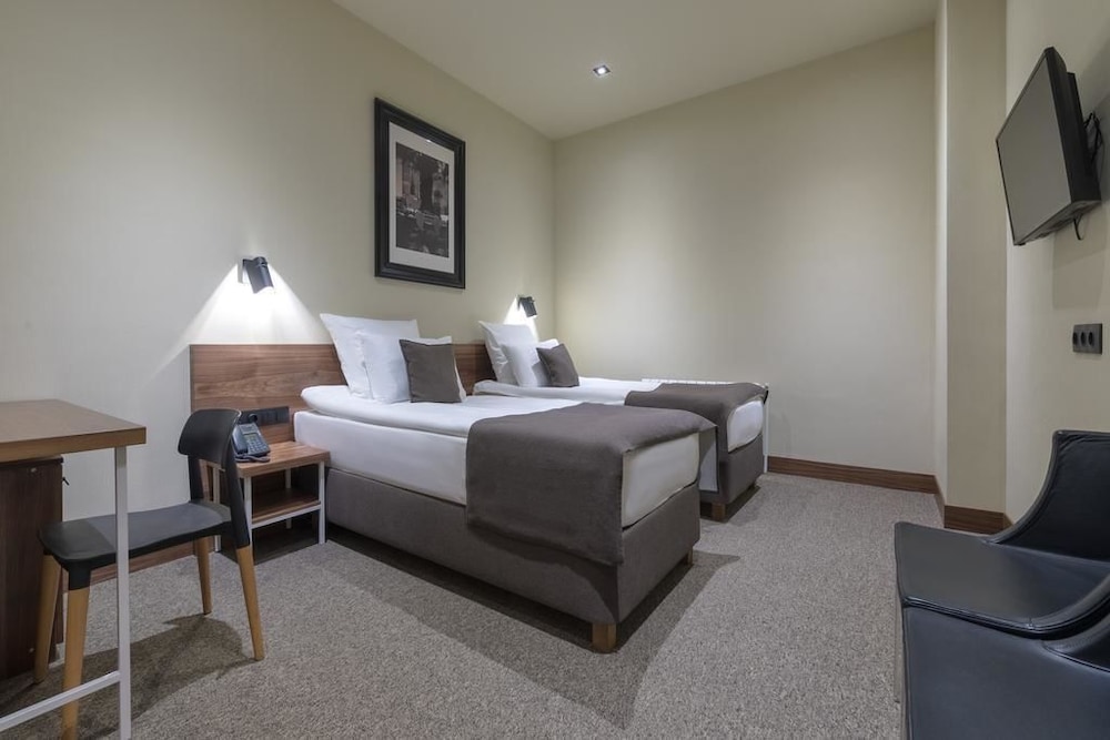 Economy Double Or Twin Room, No Windows (Basement Floor) photo 1
