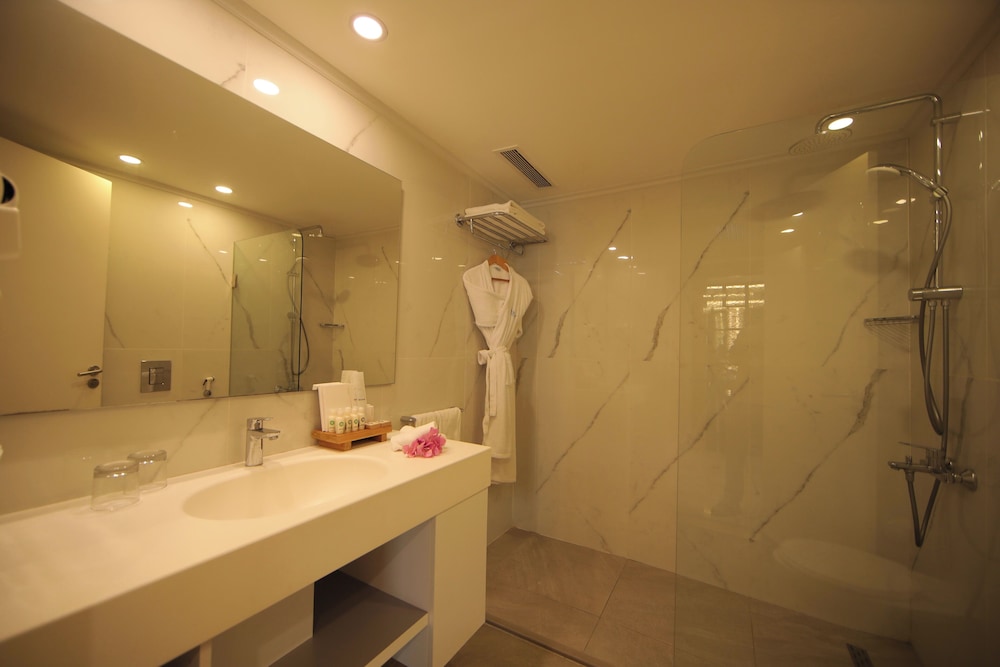 Business Suite, City View - Photo 4