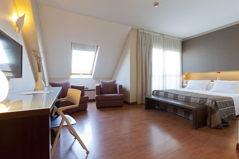 Deluxe Double Room, Jetted Tub - Photo 1