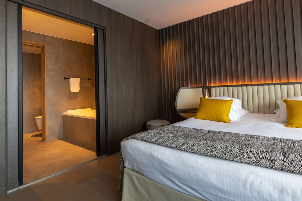 Deluxe Room, 1 King Bed, Non Smoking - Photo 5