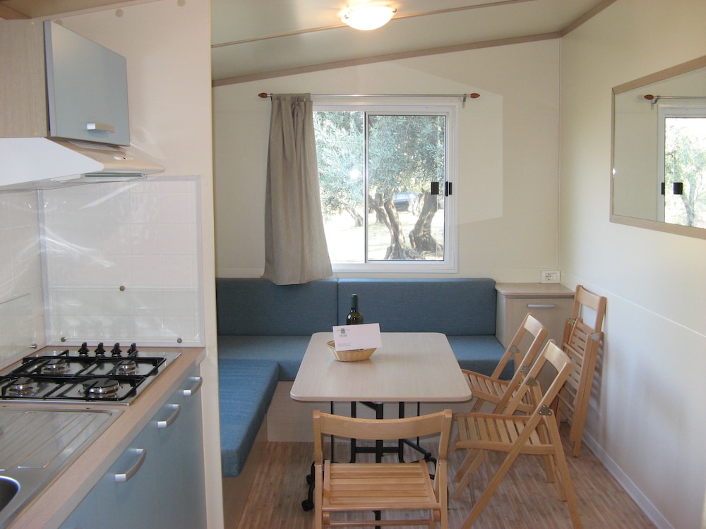 Basic Mobile Home, Kitchenette photo 3