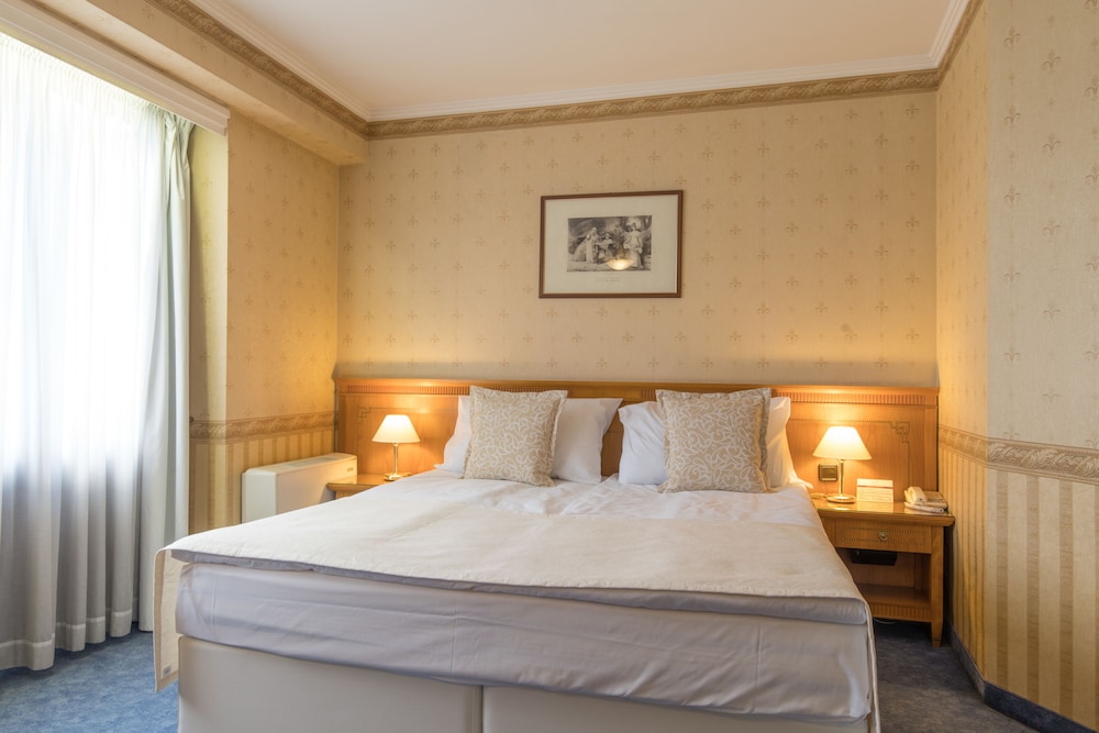 Suite - Photo 1