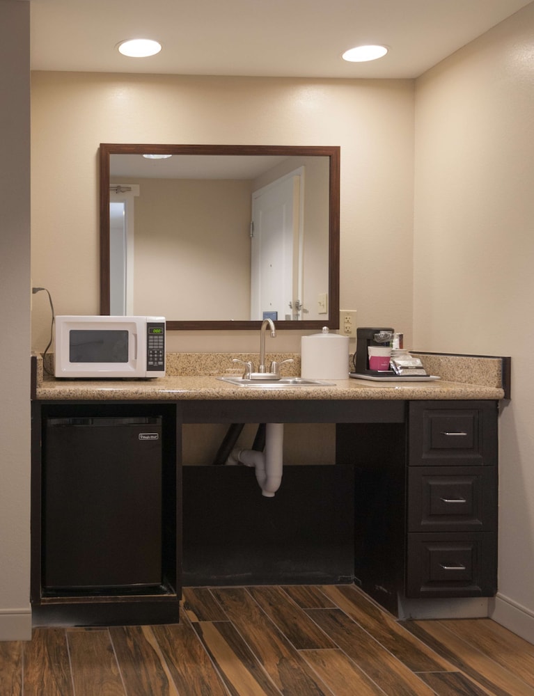 Studio, 1 King Bed, Accessible, Bathtub - Photo 3