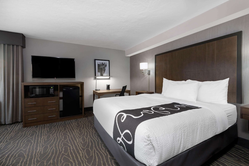 Deluxe Room, 1 King Bed, Non Smoking (Deluxe Executive Room) - Photo 1