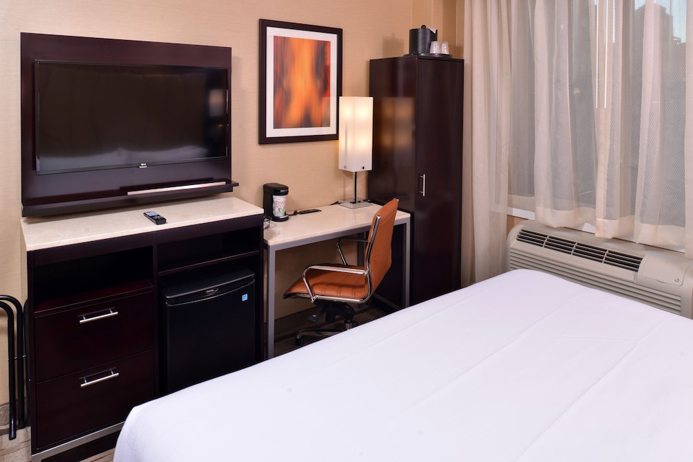 Standard Room, 1 King Bed, Accessible (Communications, Roll-In Shower)