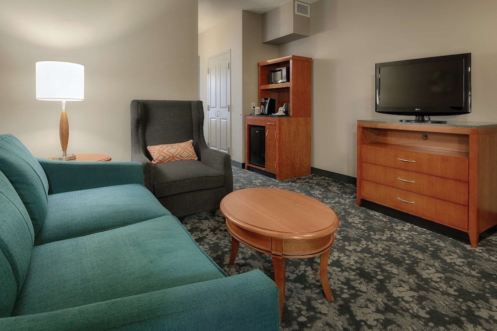One Bedroom Suite, One King Bed, Non-Smoking - Photo 2