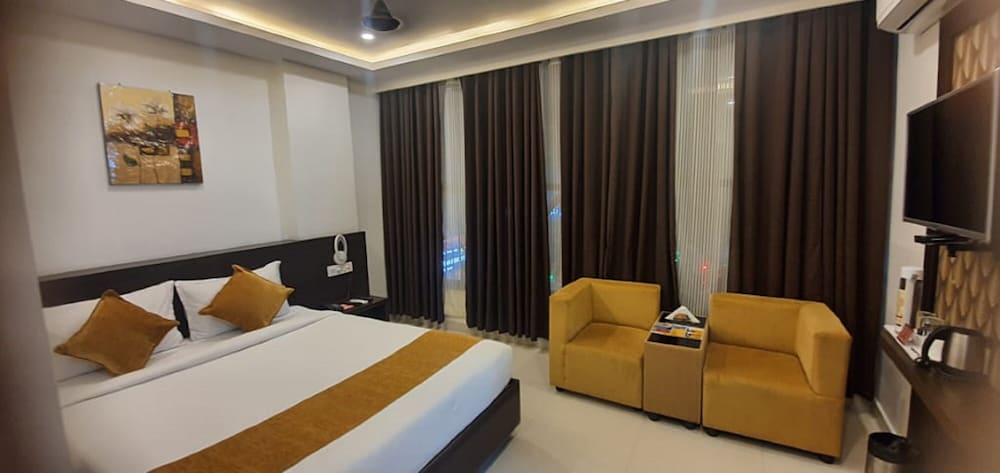 Deluxe Room, 1 Queen Bed, Accessible photo 1