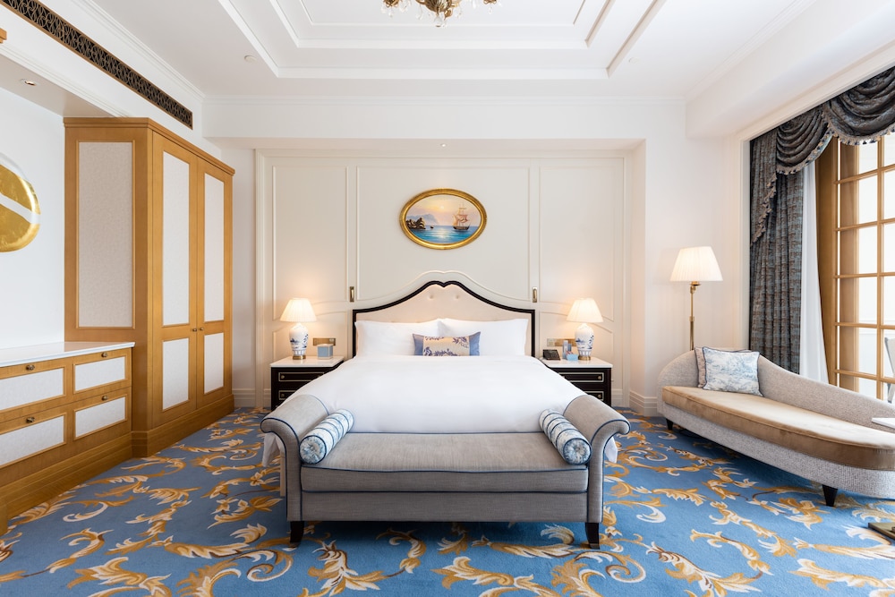 Luxury Room, 1 King Bed photo 3