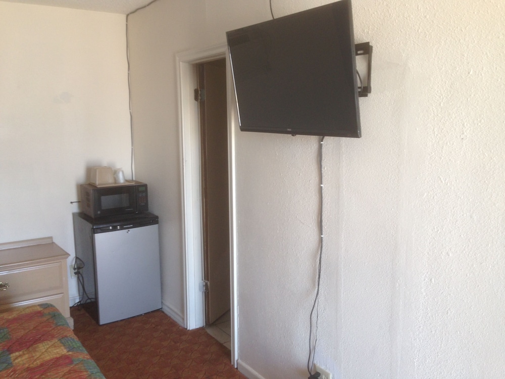 Deluxe Room, 1 King Bed, Non Smoking, Refrigerator & Microwave photo 2