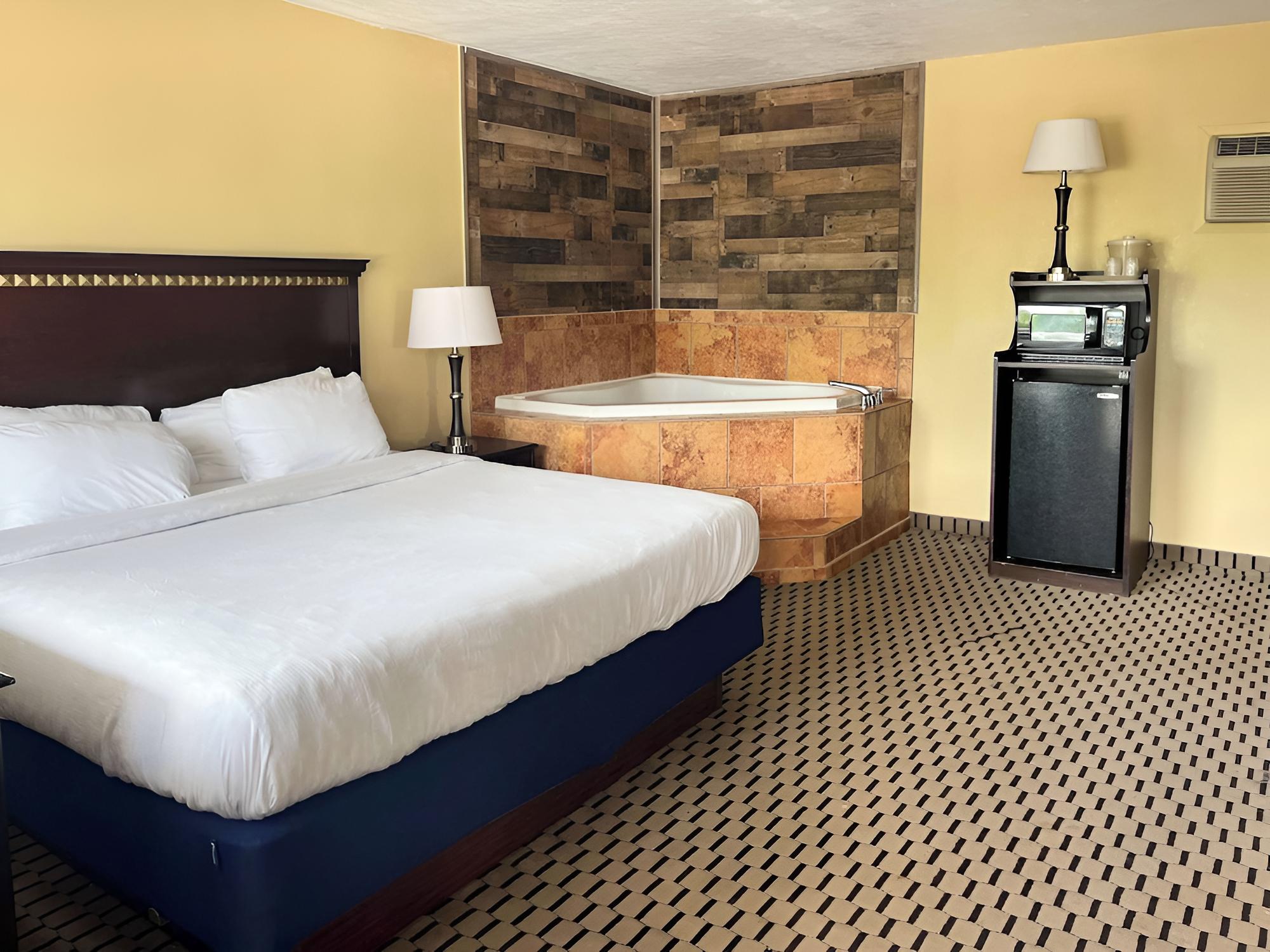 Deluxe Room, 1 King Bed, Non Smoking, Hot Tub photo 1