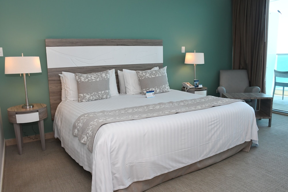 Superior Room, 1 Queen Bed photo 3