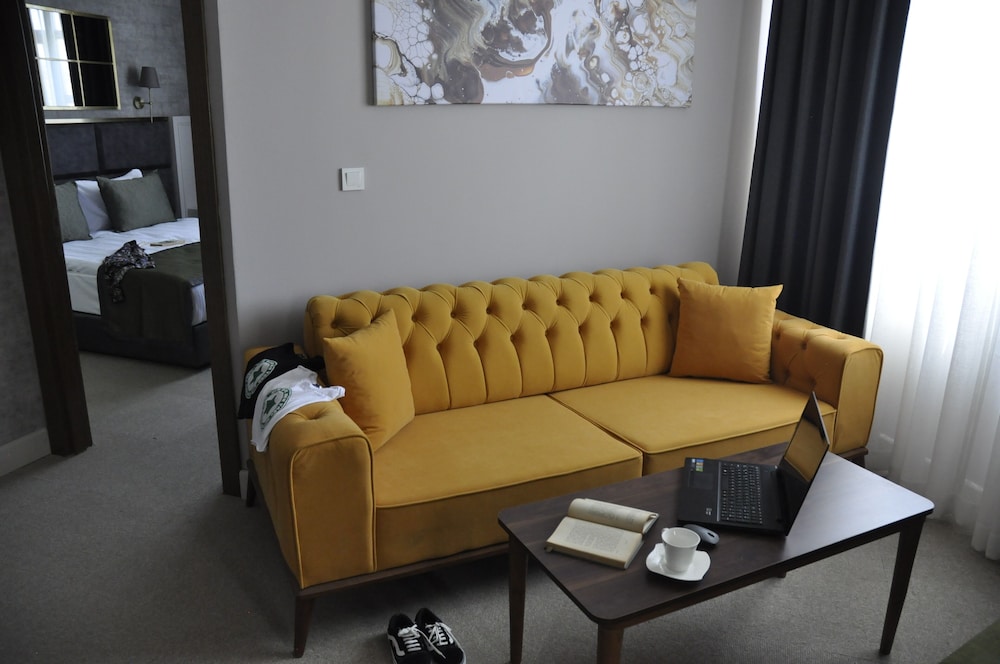 Corner Suite - Photo 1
