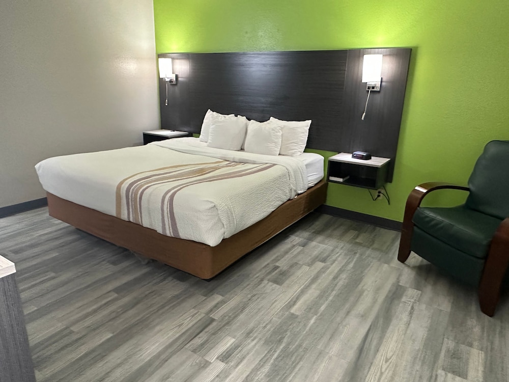 Room, 1 King Bed, Non Smoking - Photo 4