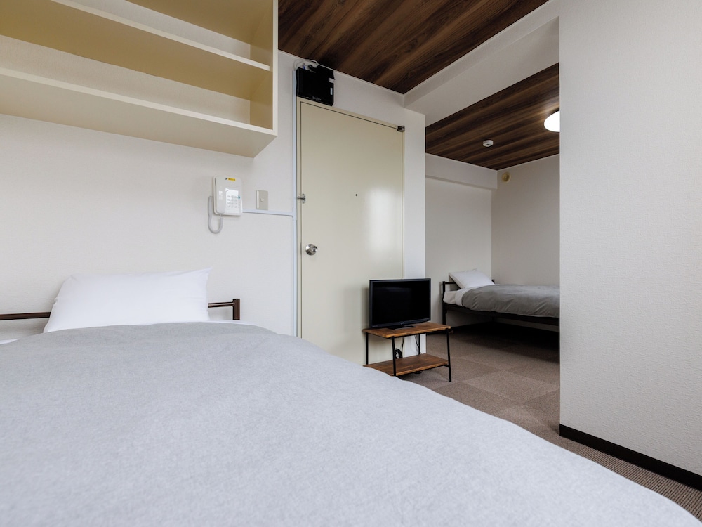 Twin Room, Non Smoking, Shared Bathroom (B) photo 2