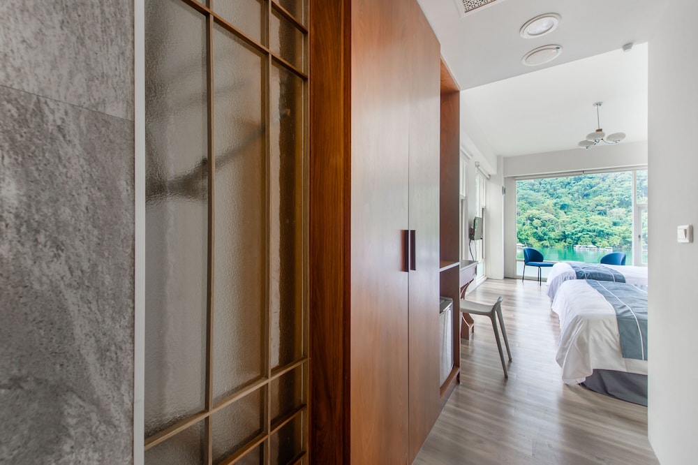 Superior Quadruple Room, Lake View - Photo 13