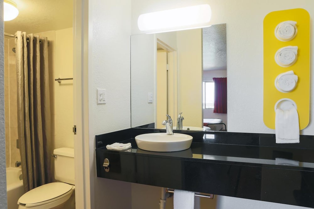 Premium Room, 2 Queen Beds, Non Smoking, Refrigerator & Microwave - Photo 10