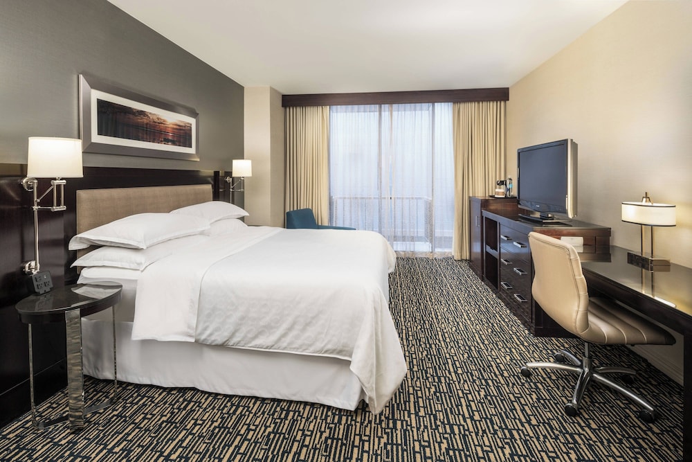 Room, 1 King Bed (Mobility/Hearing Access, Transf Shwr) photo 3