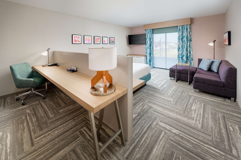 Deluxe Room, 1 King Bed, Accessible, Bathtub - Photo 3