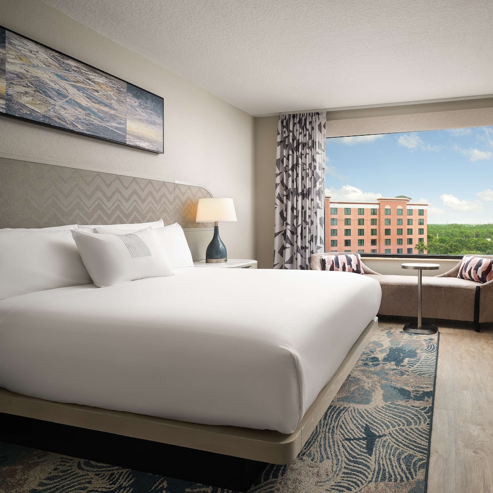 Royal Suite, 1 King Bed, Pool View