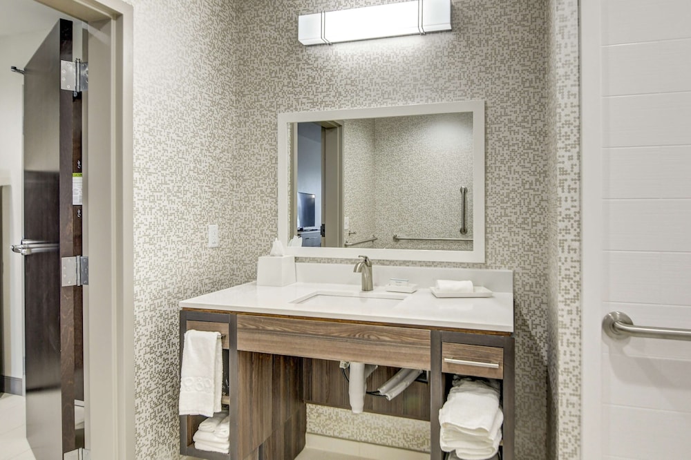 Suite, 1 King Bed, Accessible, Bathtub (Mobility & Hearing) - Photo 3