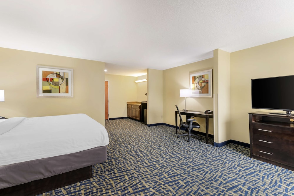Suite, 1 King Bed, Non Smoking (Larger Room) - Photo 3