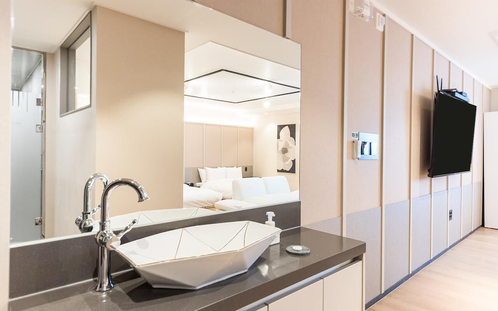 Premium Korean-style Room Avenue - Photo 7