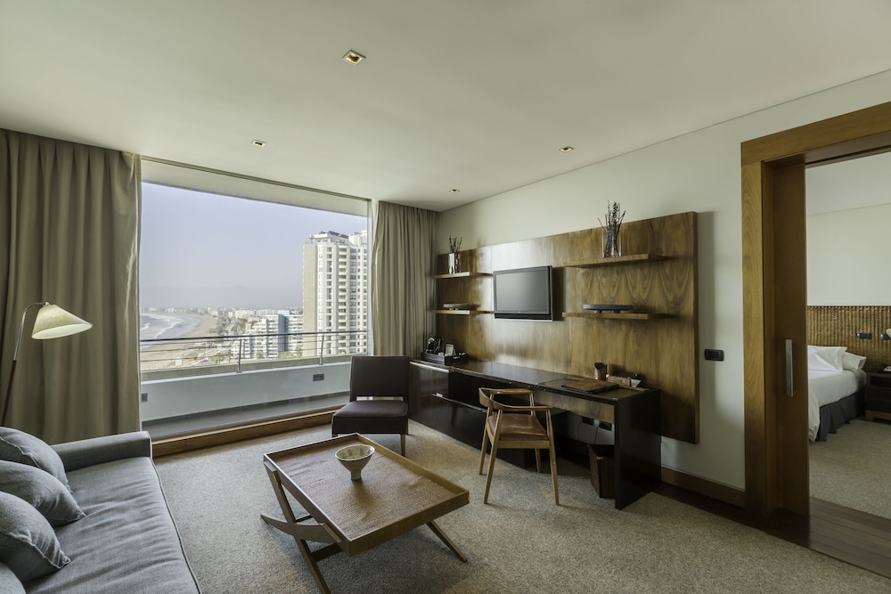 Suite, 1 King Bed, Non Smoking - Photo 3