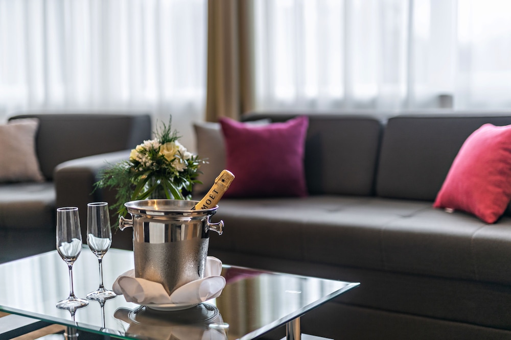 Deluxe Suite - Photo 8