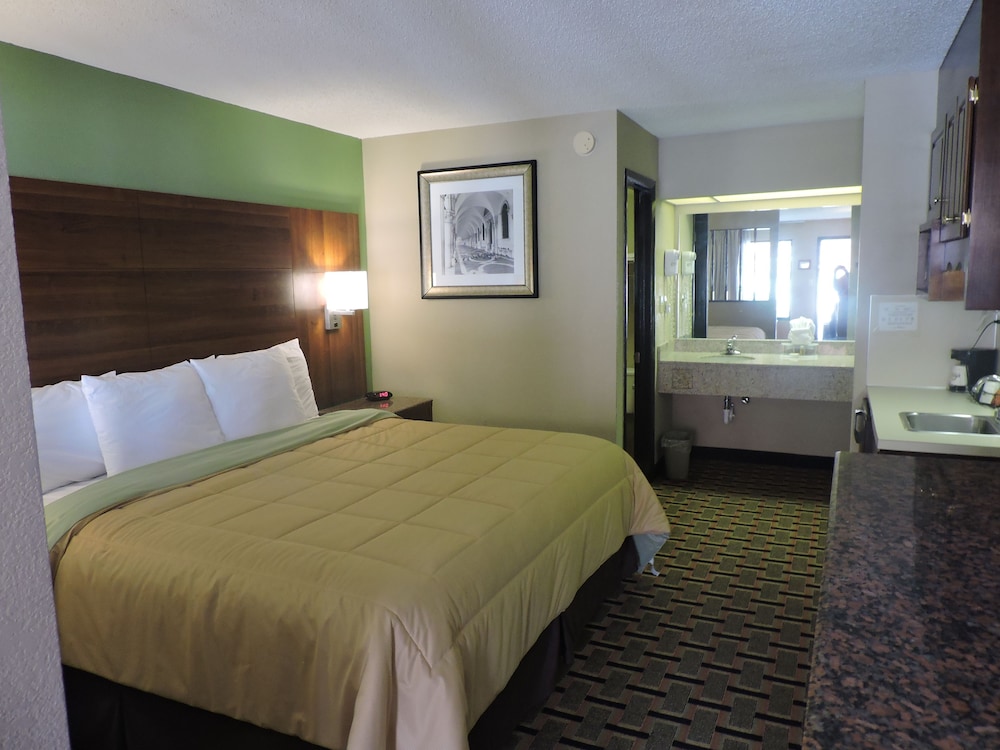 Standard Room, 1 King Bed, Non Smoking, Refrigerator & Microwave - Photo 2