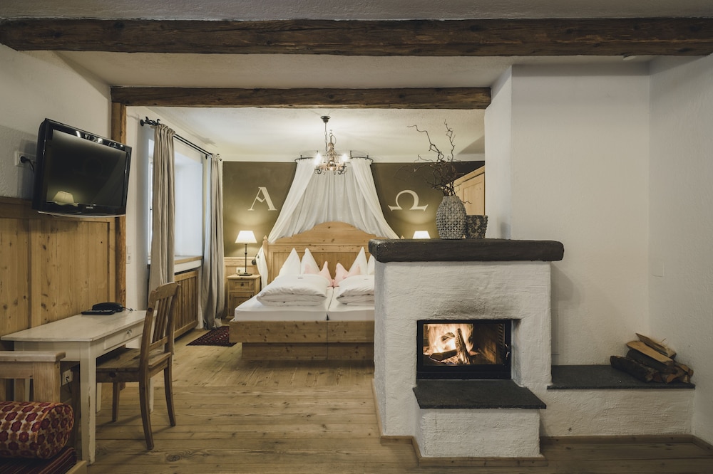 Deluxe Room, Fireplace photo 1