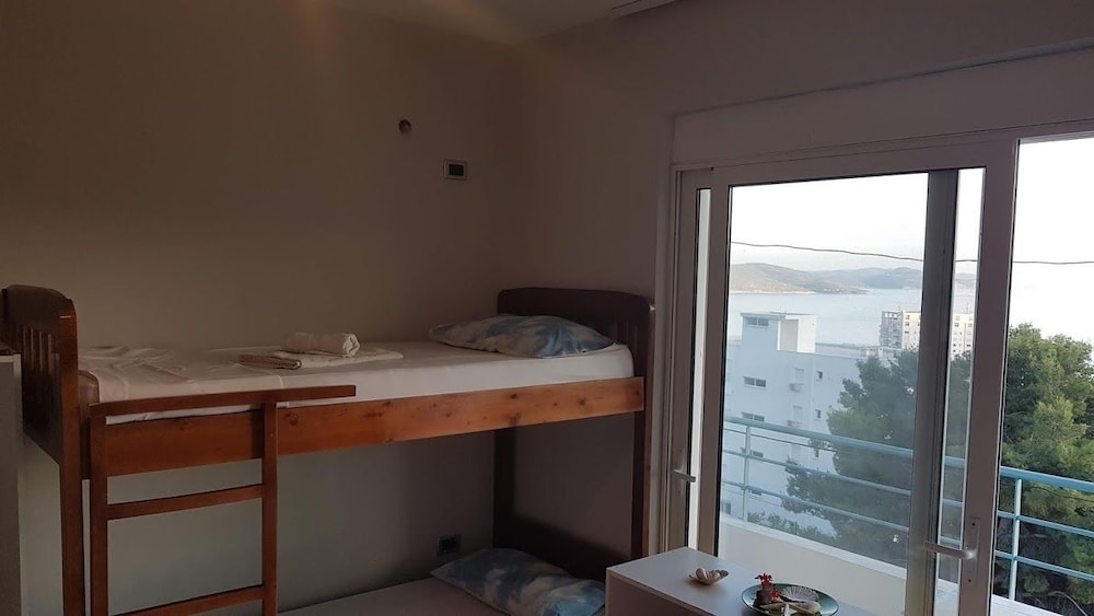 Bed in 7-Bed Shared Mixed Dormitory, Balcony, Sea View
