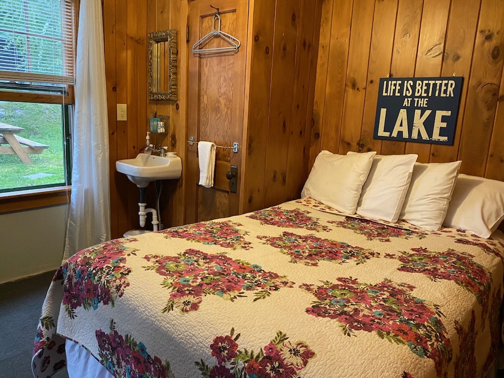 Cottage #9, Two bedroom, Double Bed in each room, Lake view, Kitchen photo 2