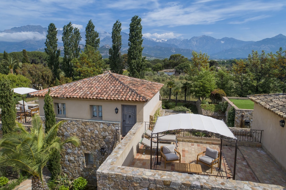 Superior Suite, 1 Bedroom, Mountain View, Garden Area