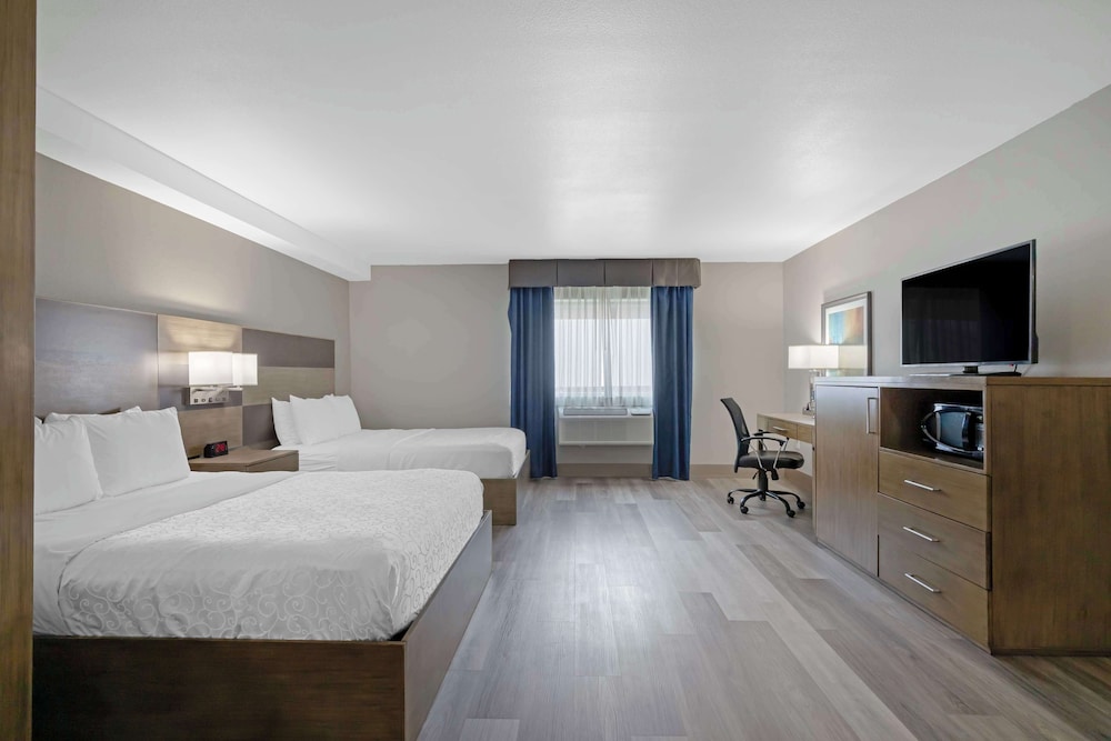 Suite, 2 Queen Beds, Non Smoking, Refrigerator & Microwave - Photo 3