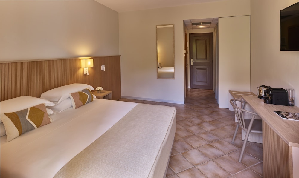Premium Quadruple Room, Balcony - Photo 4