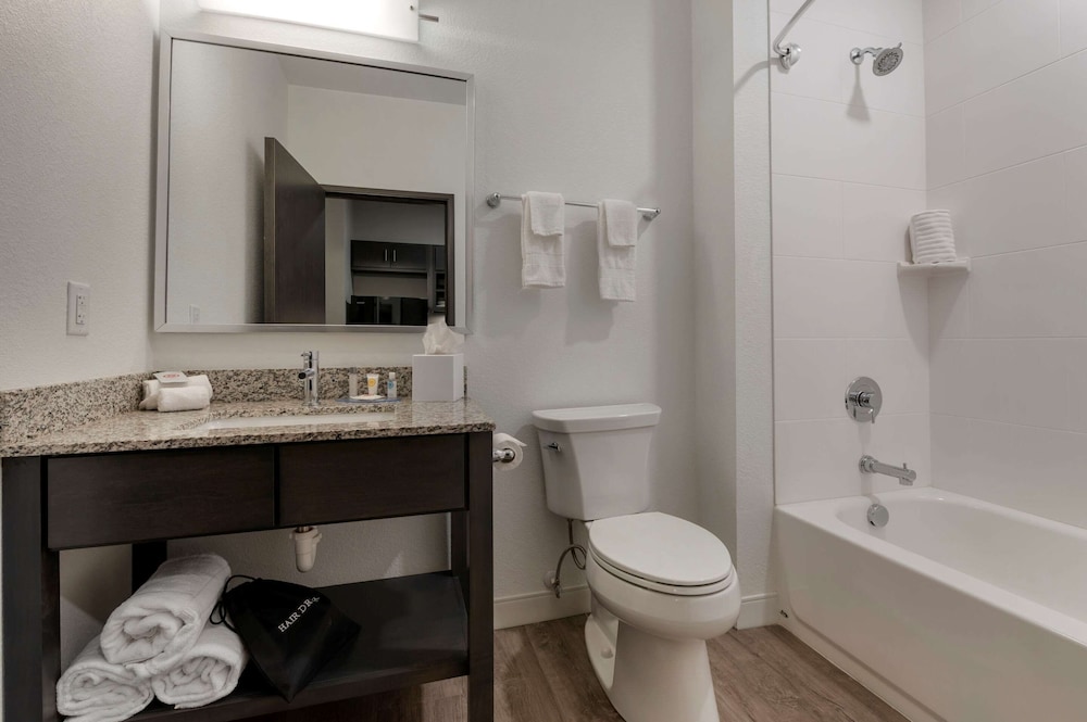 Standard Room, Multiple Beds, Non Smoking photo 2
