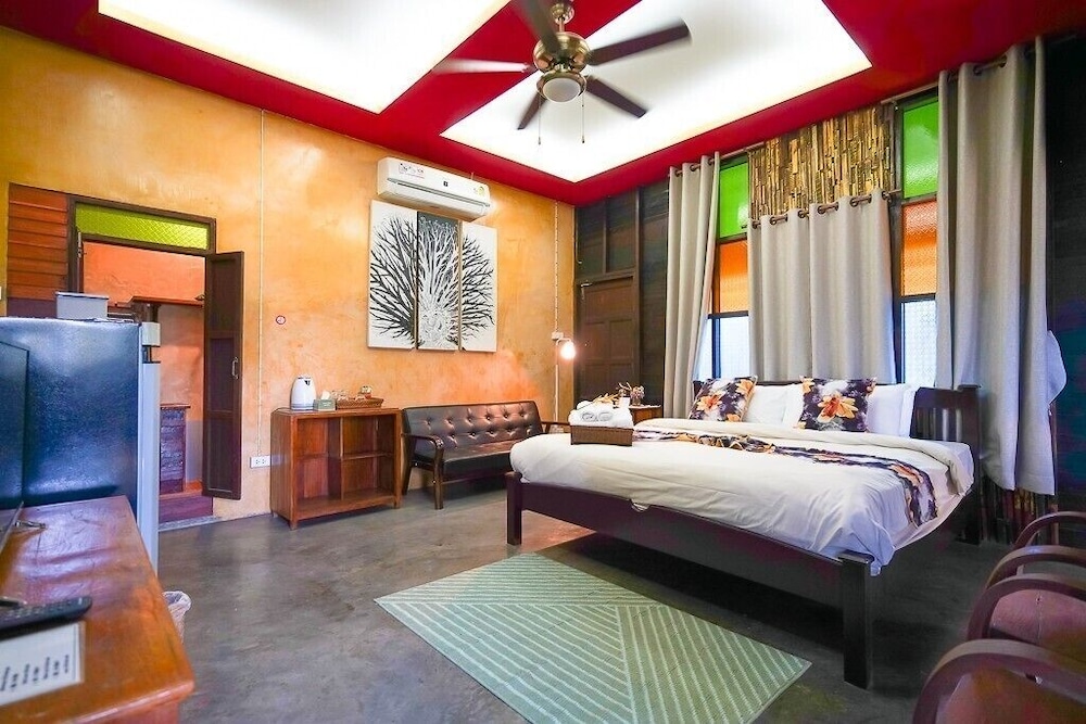 Deluxe Room, 1 King Bed, Non Smoking, Courtyard Area photo 1