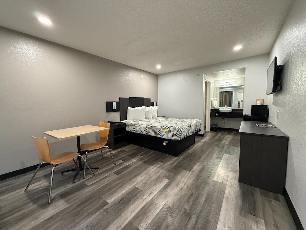 Deluxe Room, 1 Queen Bed, Roll-in Shower, Kitchenette photo 1