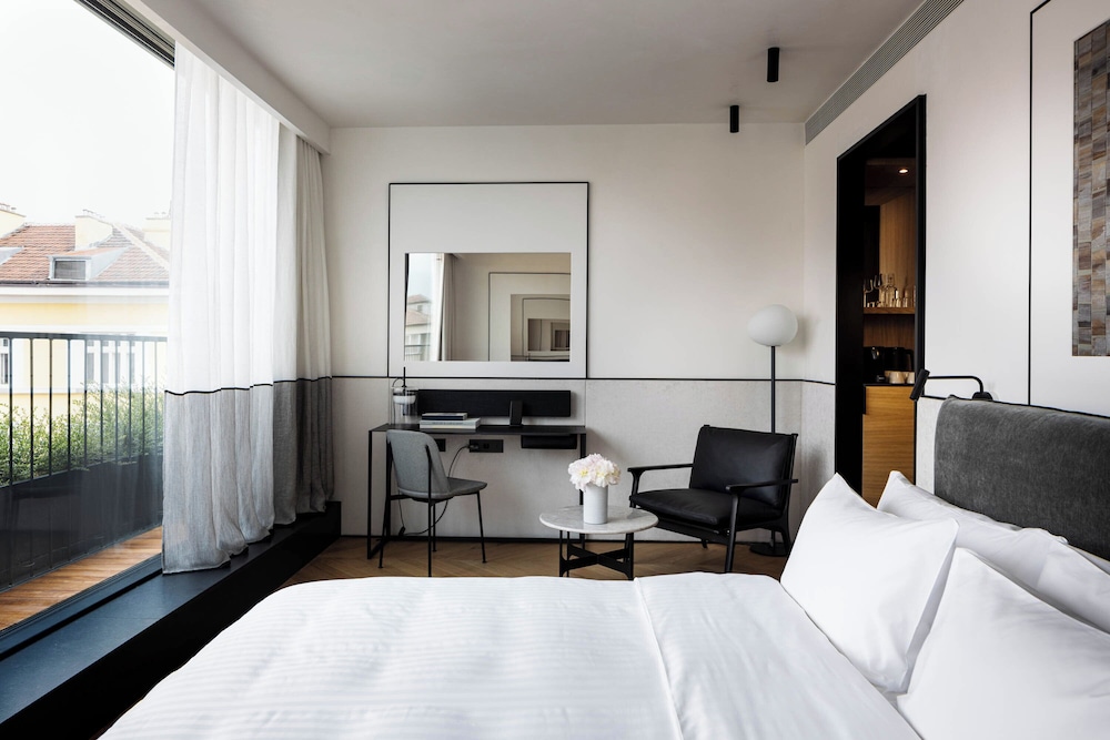 Room, 1 King Bed (Cosy Sunkissed) photo 3